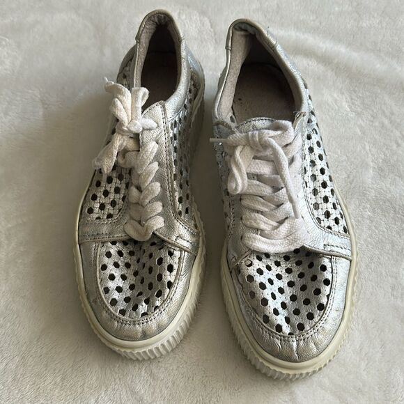 Musse & Cloud Flatform Sneaker Size 38 fits like a 7.5 Silver Perforated Sneaker - Picture 8 of 8